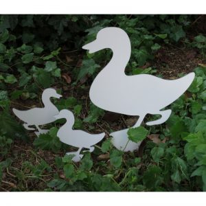 Decoro da giardino con anatra e due anatroccoli